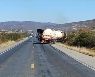 Colisão frontal deixa dois mortos e interdita rodovia na Bahia