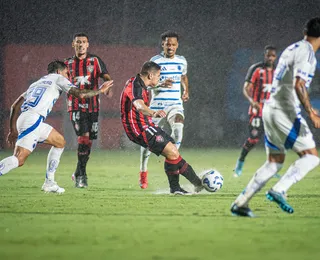 Com chuva e jogador saindo de ambulância, Vitória e Cruzeiro empatam