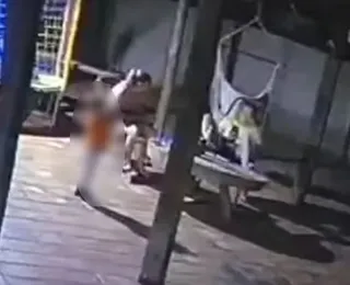 Criança de 2 anos pega arma do pai e mata a mãe com tiro acidental; veja vídeo