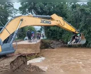 Enfermeiros são resgatados por retroescavadeira no RS