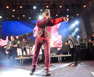 Fãs de Santanna, O Cantador ignoram chuva e curtem show de capa