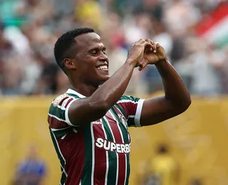Fluminense vence de virada e assume a liderança do grupo