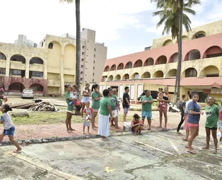 Grupo que ocupa hotel abandonado em Patamares decide sobre saída