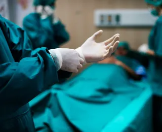 Homem introduz coco no próprio ânus e passa por cirurgia