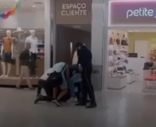 Homem surta e ameaça cliente com faca em shopping de Salvador