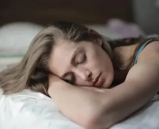 Quem dorme após as 22h pode perder 'janela de ouro', diz médica