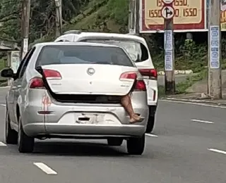 SAMU? Integrante do CV baleado é socorrido na mala de carro