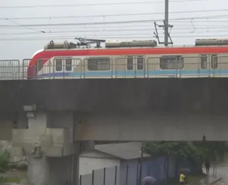 Trem para e causa transtorno na estação Bom Juá em Salvador