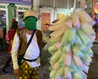 Vendedores se fantasiam para lucrar no São João do Pelourinho