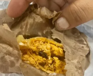 Cliente pede pastel de frango e recebe salgado com baratas; veja vídeo