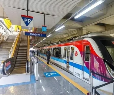 Homem fica preso entre trem e plataforma do metrô em Salvador; veja imagem - Imagem