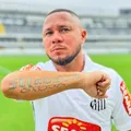 Ex-jogador do Santos dá voadora em suposto ladrão; assista vídeo imagem
