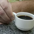 Filho é preso após espancar mãe com cadeiradas por ela negar fazer café imagem