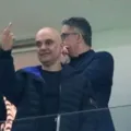Alexandre de Moraes vai a jogo do Corinthians e faz gesto polêmico imagem