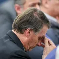 Bolsonaro aguarda decisão de Moraes sobre prisão preventiva imagem