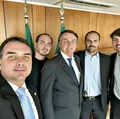 Bolsonaro no STF: filhos do ex-presidente reagem a julgamento do pai imagem
