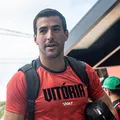 Cáceres sente a coxa e sai de campo no primeiro tempo com o Palmeiras imagem