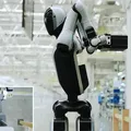 China lança 1º robô humanoide que opera 24h e troca a própria bateria imagem