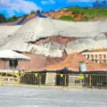 Contenção de terreno do Mercado Livre desaba em Simões Filho imagem