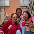 De ghosting a auramaxxing: conheça as novas gírias da geração Z imagem