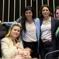 Deputada bolsonarista usa bebê de 'escudo' na Câmara; veja imagem
