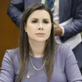 Preterida por Carlos Bolsonaro, deputada rompe com o PL imagem