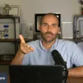 Diretor da PF responde a Eduardo Bolsonaro: "Não vai intimidar" imagem