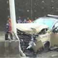 Dois policiais ficam gravemente feridos após viatura bater em poste imagem