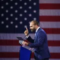 Eduardo Bolsonaro pede para exercer mandato de deputado nos EUA imagem
