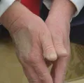 Entenda motivo pelo qual Donald Trump usa maquiagem na mão imagem
