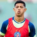 Erick Pulga recebe terceiro amarelo e desfalca o Bahia contra o Santos imagem