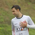 Ex-volante do Vitória interpreta lenda da Seleção Brasileira em série imagem