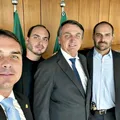 Filhos de Bolsonaro atacam Moraes após prisão: "Ditadura" imagem