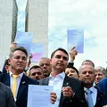 Flávio Bolsonaro apresenta "pacote da paz" com anistia e impeachment de Moraes imagem