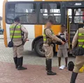 Homem é preso transportando "falso cuscuz" em ônibus de Salvador imagem