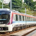 Homem que ficou preso entre plataforma e trem do metrô recebe alta imagem