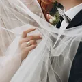 Pode vestido branco em casamento? Influenciadora é expulsa após polêmica imagem