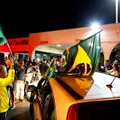 Irritados, vizinhos cogitam expulsar Bolsonaro de condomínio de luxo imagem