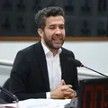 Janones diz que teve pênis apalpado em briga no Congresso; entenda polêmica imagem