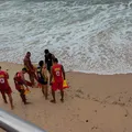 Adolescente desaparece após se afogar na Praia de Amaralina imagem