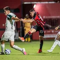Kayzer diz que faltou "malandragem" para o Vitória contra o Palmeiras imagem