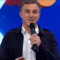 Luciano Huck comete gafe ao vivo e causa climão imagem