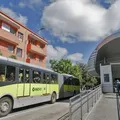Mulher perde parte do dedo em estação de ônibus e segue viagem imagem