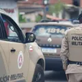 Dois suspeitos morrem e um é preso após trocar tiros com PMs na RMS imagem