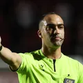 Pênalti marcado contra o Vitória gera polêmica; reveja o lance imagem
