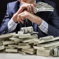 Estudo aponta que pobres pagam três vezes mais impostos do que super-ricos imagem