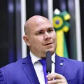 Prefeito expulsa professora de evento após uso de "todes" imagem