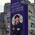 Prefeitura aplica multa de R$ 190 mil em prédio com mural de Wandinha imagem
