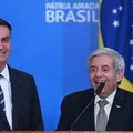 Anotação de general mostra cobrança para que Bolsonaro se vacinasse na pandemia imagem