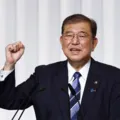 Primeiro-ministro japonês renuncia há menos de um ano no cargo imagem
